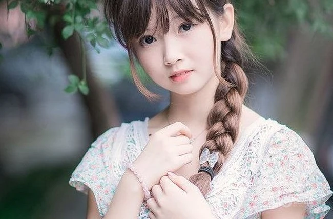 大辫子可爱妹子清新户外图片