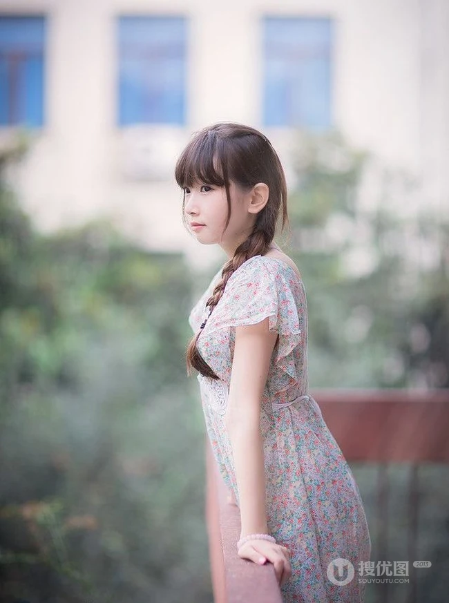 大辫子可爱妹子清新户外图片