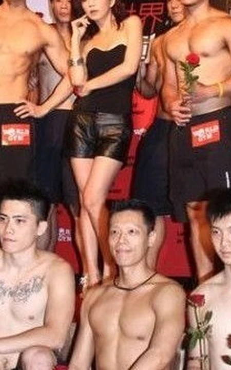 Ella参加世界运动日活动-众健身肌肉猛男帅哥环绕