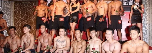 Ella参加世界运动日活动-众健身肌肉猛男帅哥环绕