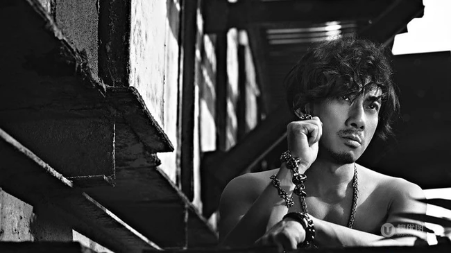 赵立新废旧工厂另类写真 颓废上演&rdquo;犀利哥&ldquo;型男造型