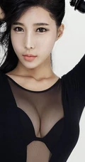 气质线条女生林敏英 透明黑衫露V领线条图片
