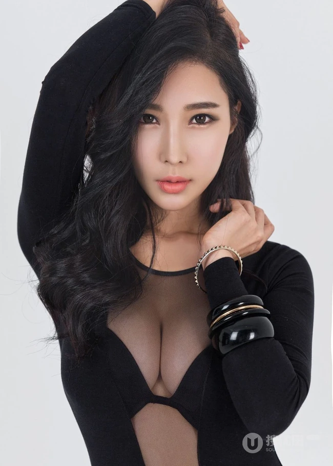 气质线条女生林敏英 透明黑衫露V领线条图片
