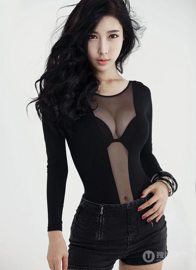 气质线条女生林敏英 透明黑衫露V领线条图片