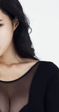 气质线条女生林敏英 透明黑衫露V领线条图片