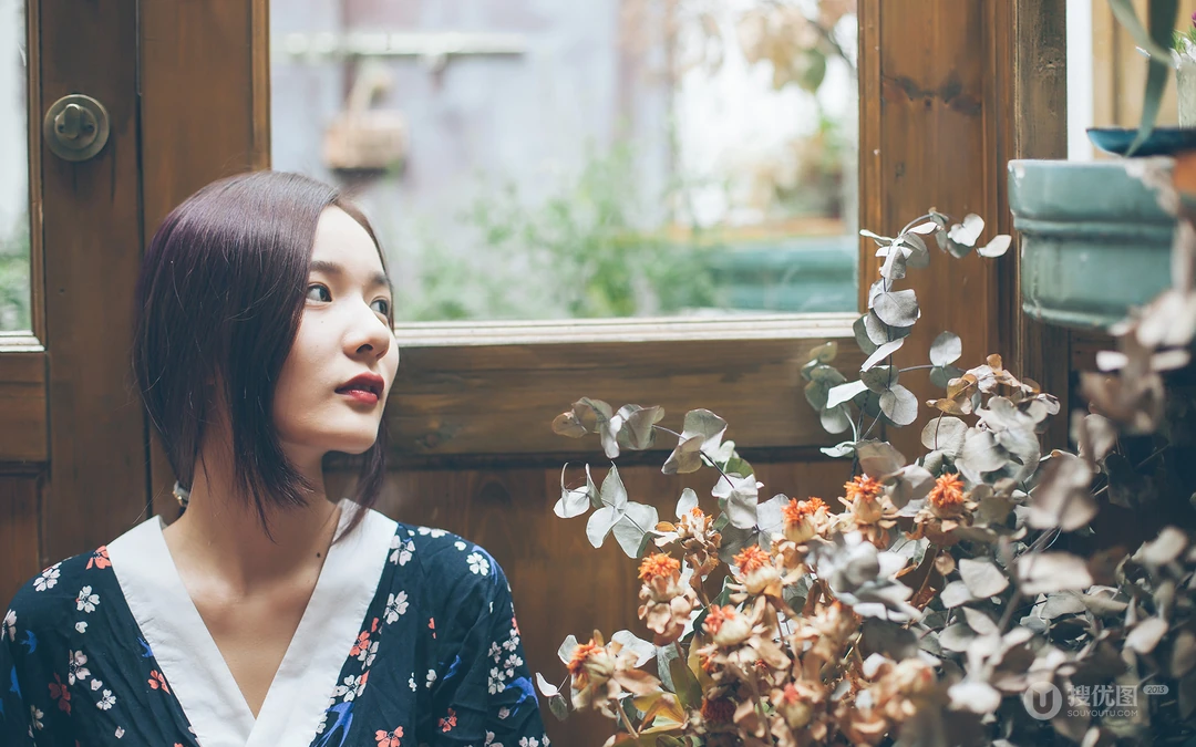 高清壁纸-花店里的女孩