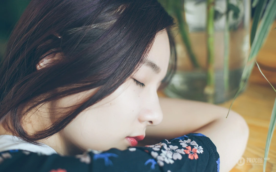 高清壁纸-花店里的女孩