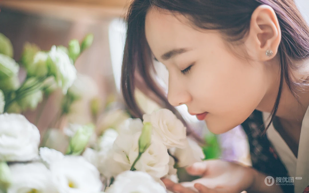 高清壁纸-花店里的女孩