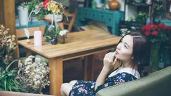 高清壁纸-花店里的女孩