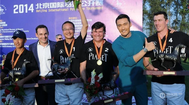 胡兵西装运动图片 展成熟男人的非凡魅力