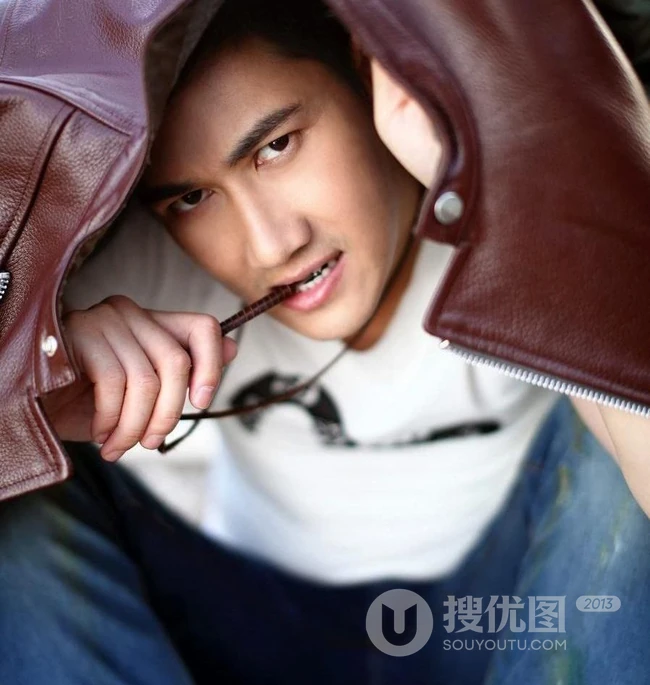 型男帅哥何明翰 铁路上身披夹克悠闲写真