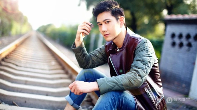 型男帅哥何明翰 铁路上身披夹克悠闲写真
