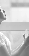 奶茶妹妹清新靓照 居家悠闲喝水美容