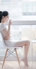 奶茶妹妹清新靓照 居家悠闲喝水美容