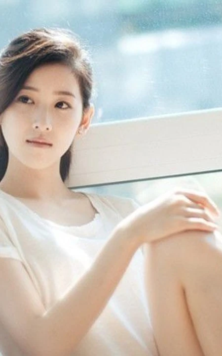 奶茶妹妹清新靓照 居家悠闲喝水美容