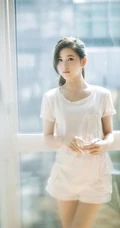 奶茶妹妹清新靓照 居家悠闲喝水美容