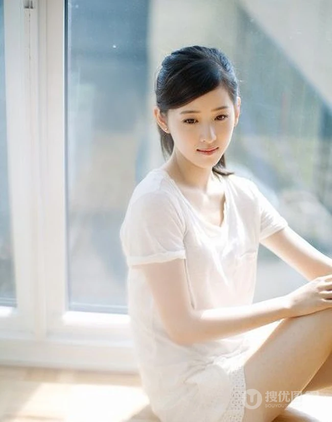 奶茶妹妹清新靓照 居家悠闲喝水美容