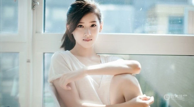 奶茶妹妹清新靓照 居家悠闲喝水美容