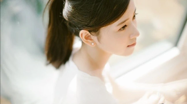 奶茶妹妹清新靓照 居家悠闲喝水美容