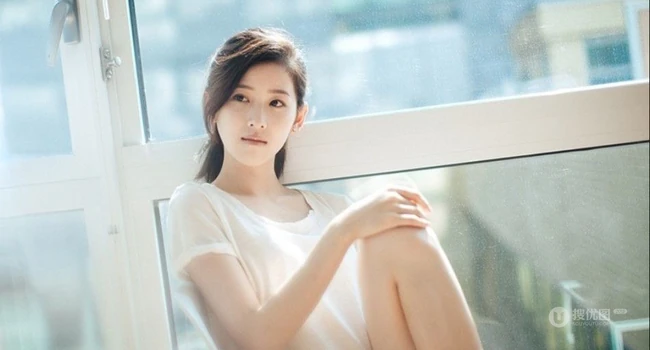 奶茶妹妹清新靓照 居家悠闲喝水美容