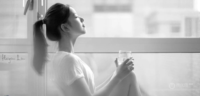 奶茶妹妹清新靓照 居家悠闲喝水美容