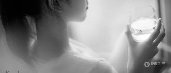 奶茶妹妹清新靓照 居家悠闲喝水美容