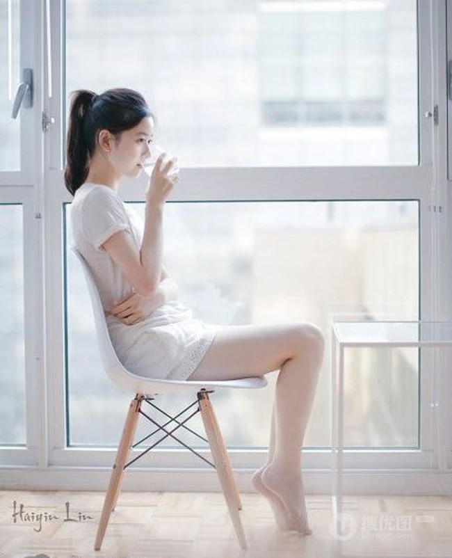 奶茶妹妹清新靓照 居家悠闲喝水美容