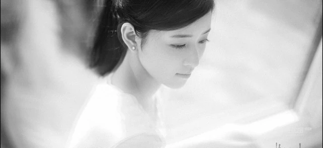 奶茶妹妹清新靓照 居家悠闲喝水美容