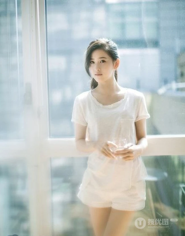 奶茶妹妹清新靓照 居家悠闲喝水美容