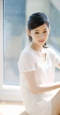 奶茶妹妹清新靓照 居家悠闲喝水美容