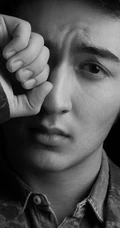 米热戴帽子写真-酷帅眼神魅力无穷