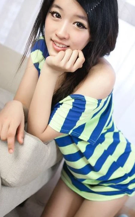 可爱的条纹长筒袜清纯女生-氧气美眉可爱图片