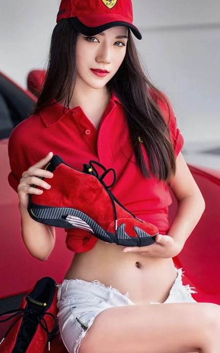 红色法拉利女生车模《lisa》线条感高跟高清图片