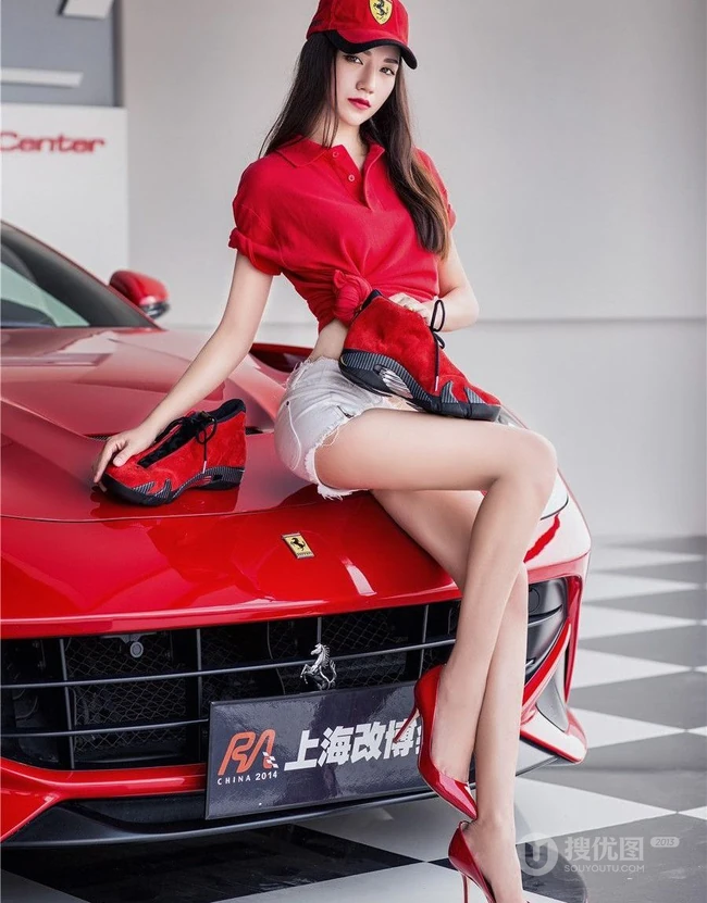 红色法拉利女生车模《lisa》线条感高跟高清图片