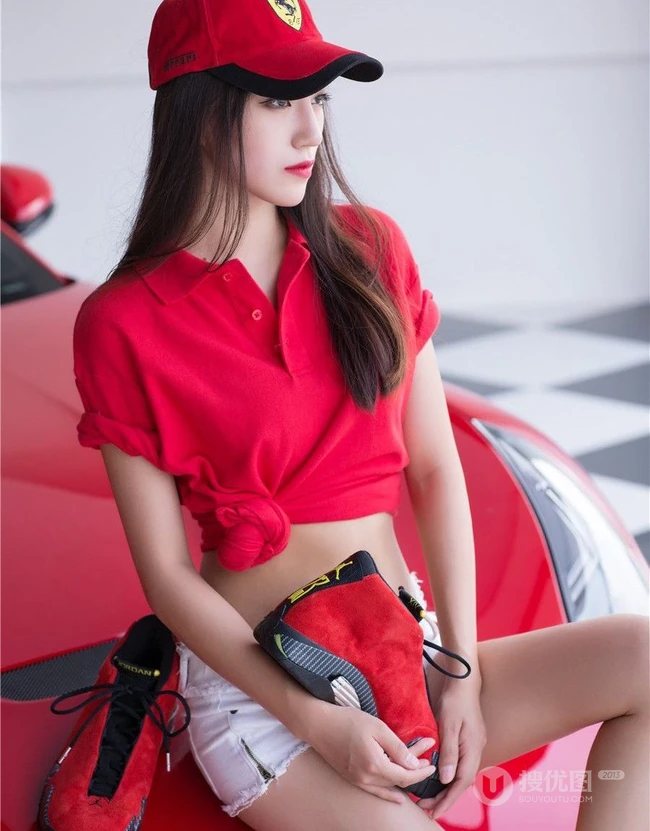 红色法拉利女生车模《lisa》线条感高跟高清图片