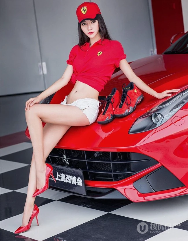 红色法拉利女生车模《lisa》线条感高跟高清图片