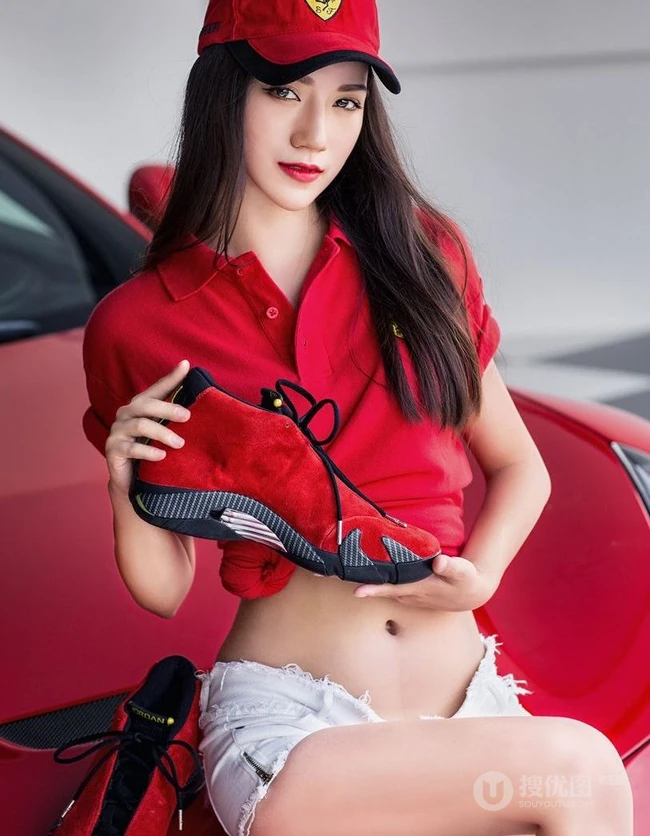红色法拉利女生车模《lisa》线条感高跟高清图片