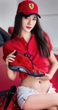 红色法拉利女生车模《lisa》线条感高跟高清图片
