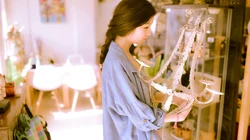 小清新美女花房唯美写真壁纸下载