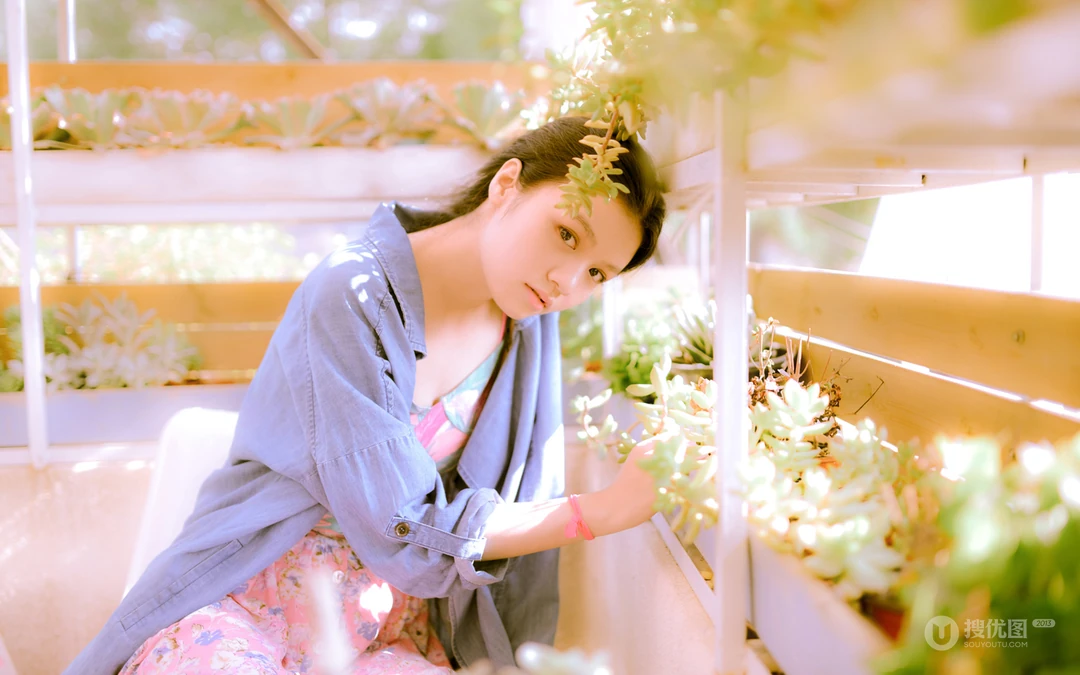 小清新美女花房唯美写真壁纸下载