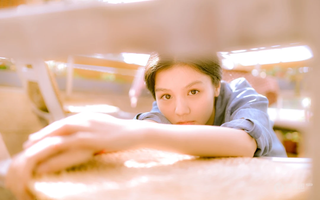 小清新美女花房唯美写真壁纸下载