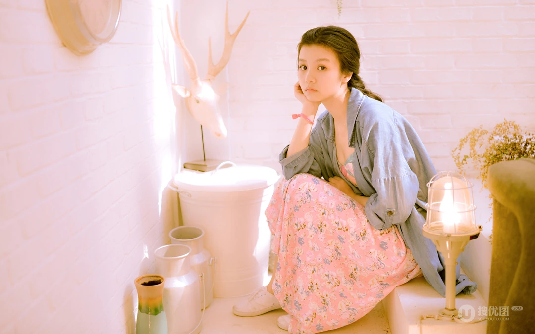 小清新美女花房唯美写真壁纸下载