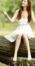 清纯森系女生-森林里的低领白裙女生唯美写真