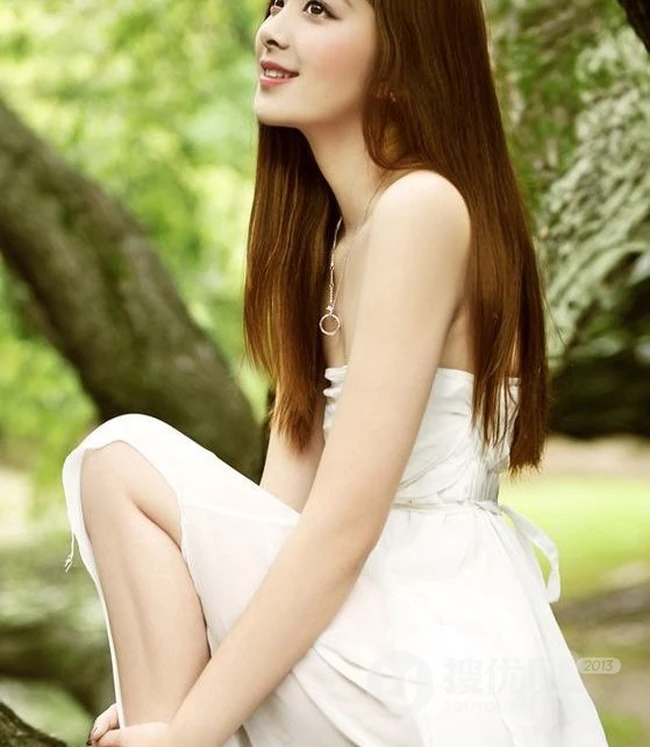 清纯森系女生-森林里的低领白裙女生唯美写真