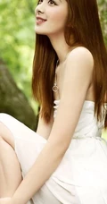 清纯森系女生-森林里的低领白裙女生唯美写真