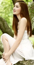 清纯森系女生-森林里的低领白裙女生唯美写真