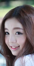 可爱少女妹子街拍高清图片 牛仔短T萌动动人