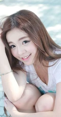 可爱少女妹子街拍高清图片 牛仔短T萌动动人