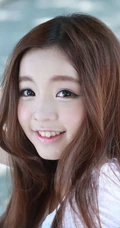 可爱少女妹子街拍高清图片 牛仔短T萌动动人