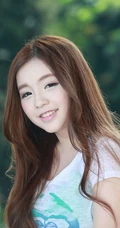 可爱少女妹子街拍高清图片 牛仔短T萌动动人